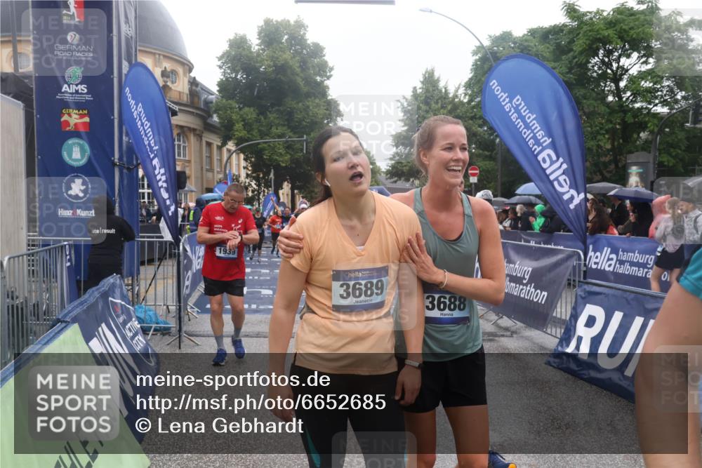 30.06.2024 - hella hamburg halbmarathon Lena Gebhardt http://msf.ph/oto/6652685 30.06.2024 12:25:53 Ziel 601, 705, 706, 1118, 1939, 2553, 2706, 3343, 3345, 3806, 4582, 4641, 4642, 4801, 6587, 7397, 7443, 7757, 8056, 8062 meine-sportfotos.de