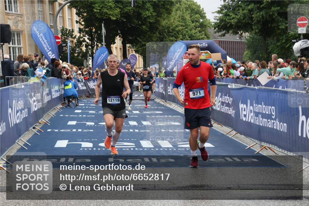 30.06.2024 - hella hamburg halbmarathon Lena Gebhardt http://msf.ph/oto/6652817 30.06.2024 10:41:22 Ziel 971, 9282, 9642, 9989, 10238, 10249, 12119, 13013 meine-sportfotos.de
