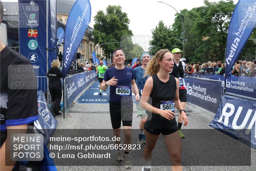 30.06.2024 - hella hamburg halbmarathon Lena Gebhardt http://msf.ph/oto/6652823 30.06.2024 11:12:25 Ziel 655, 715, 1509, 1898, 2331, 2461, 2709, 4291, 4394, 5182, 5657, 5658, 6050, 6573, 7379, 7695, 9304, 9814, 9868, 10009, 10032, 11196, 11228, 12323, 12475, 12552 meine-sportfotos.de