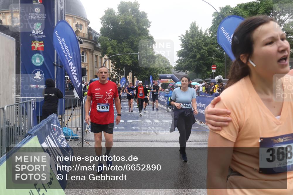 30.06.2024 - hella hamburg halbmarathon Lena Gebhardt http://msf.ph/oto/6652890 30.06.2024 12:25:54 Ziel 601, 705, 706, 1118, 1939, 2553, 2913, 4801, 6587, 7397, 7443, 7757, 7799, 8056, 8062 meine-sportfotos.de