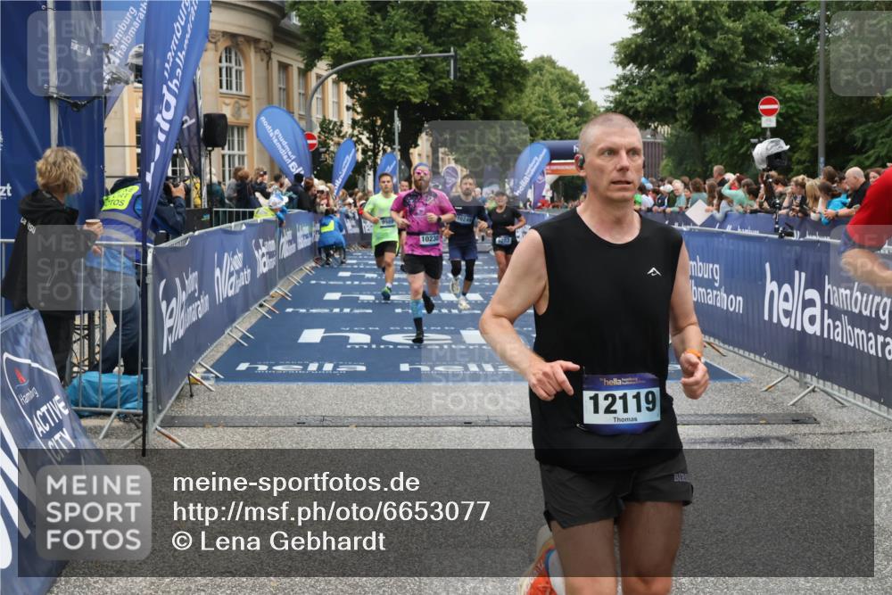 30.06.2024 - hella hamburg halbmarathon Lena Gebhardt http://msf.ph/oto/6653077 30.06.2024 10:41:24 Ziel 971, 5940, 6273, 6910, 9282, 9642, 9989, 10238, 10249, 12119, 13013, 13064 meine-sportfotos.de
