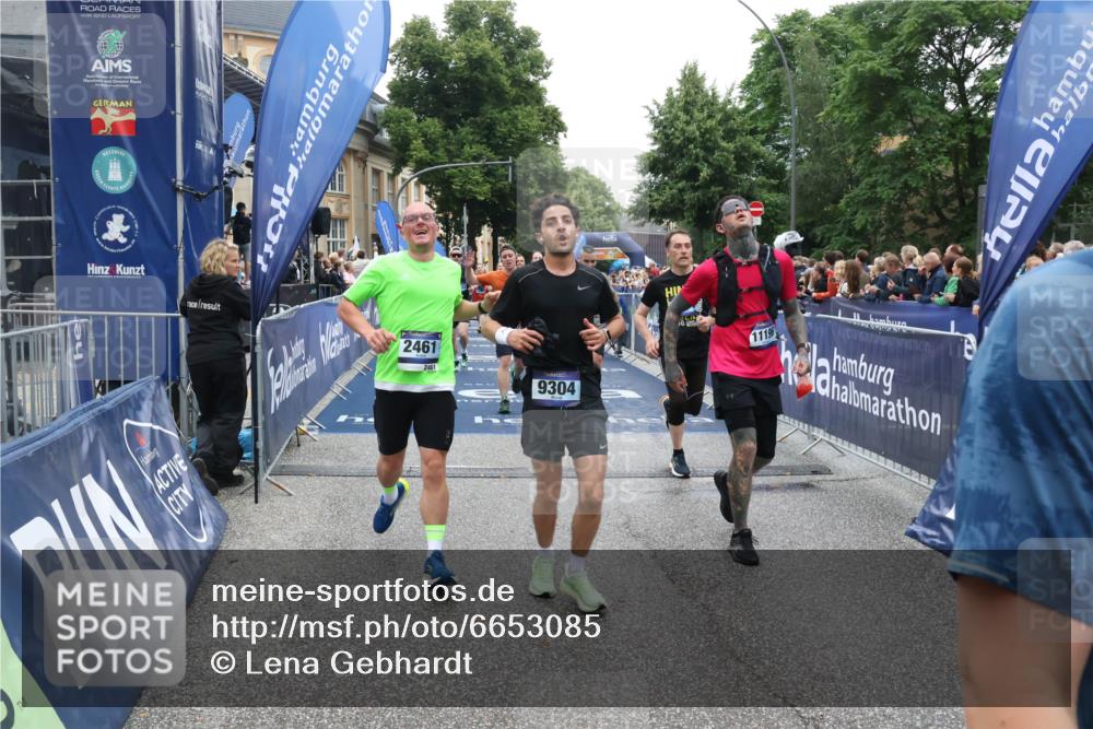 30.06.2024 - hella hamburg halbmarathon Lena Gebhardt http://msf.ph/oto/6653085 30.06.2024 11:12:27 Ziel 655, 715, 1509, 1898, 2331, 2461, 2709, 4291, 4394, 4606, 5657, 5658, 5661, 6050, 6077, 6573, 7379, 9304, 9814, 9868, 10032, 11196, 11228, 11769, 12475 meine-sportfotos.de
