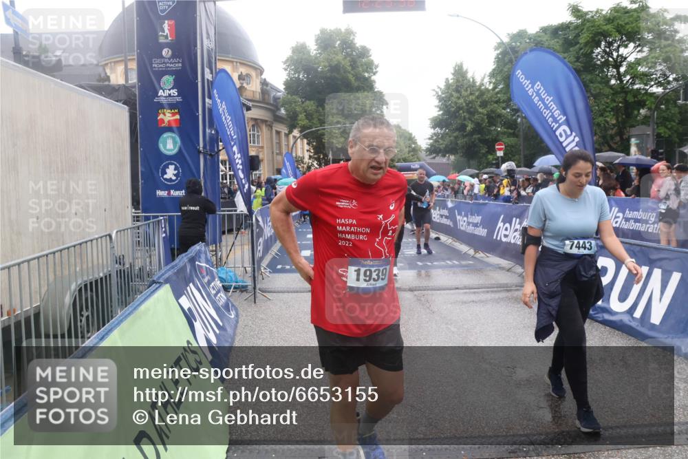 30.06.2024 - hella hamburg halbmarathon Lena Gebhardt http://msf.ph/oto/6653155 30.06.2024 12:25:56 Ziel 601, 705, 706, 1118, 1939, 2553, 2913, 4169, 4801, 7443, 7757, 7799, 8056 meine-sportfotos.de