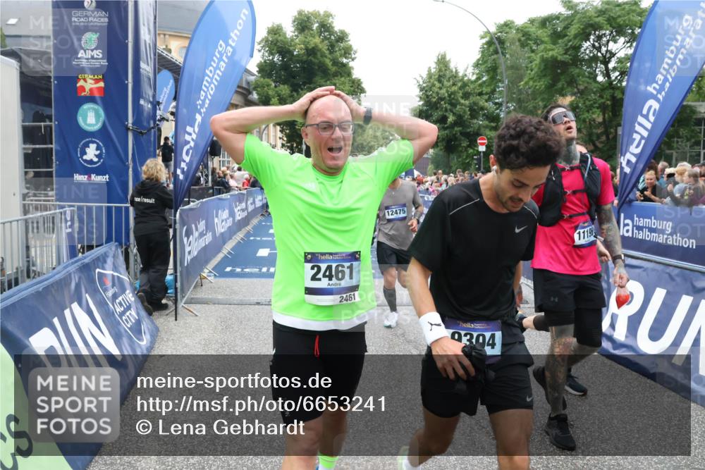 30.06.2024 - hella hamburg halbmarathon Lena Gebhardt http://msf.ph/oto/6653241 30.06.2024 11:12:28 Ziel 655, 715, 1898, 2331, 2461, 2709, 4291, 4394, 4606, 5657, 5658, 5661, 6050, 6077, 6573, 7379, 9304, 9814, 9868, 10032, 11196, 11769, 11918, 12475 meine-sportfotos.de