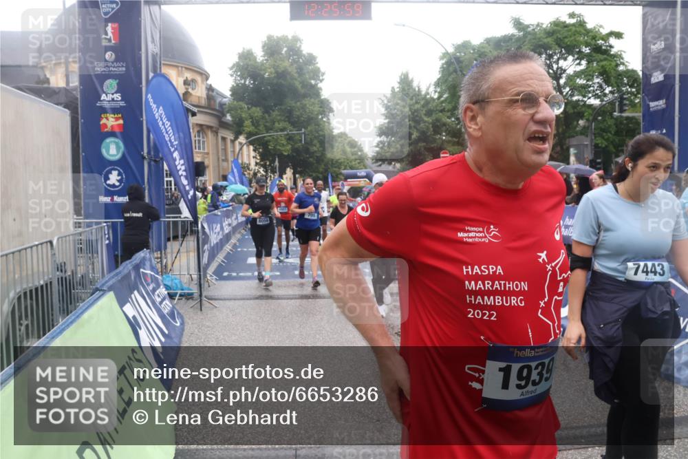 30.06.2024 - hella hamburg halbmarathon Lena Gebhardt http://msf.ph/oto/6653286 30.06.2024 12:25:57 Ziel 601, 705, 706, 1118, 1939, 2553, 2913, 4169, 4801, 7117, 7443, 7799, 8056, 12131 meine-sportfotos.de