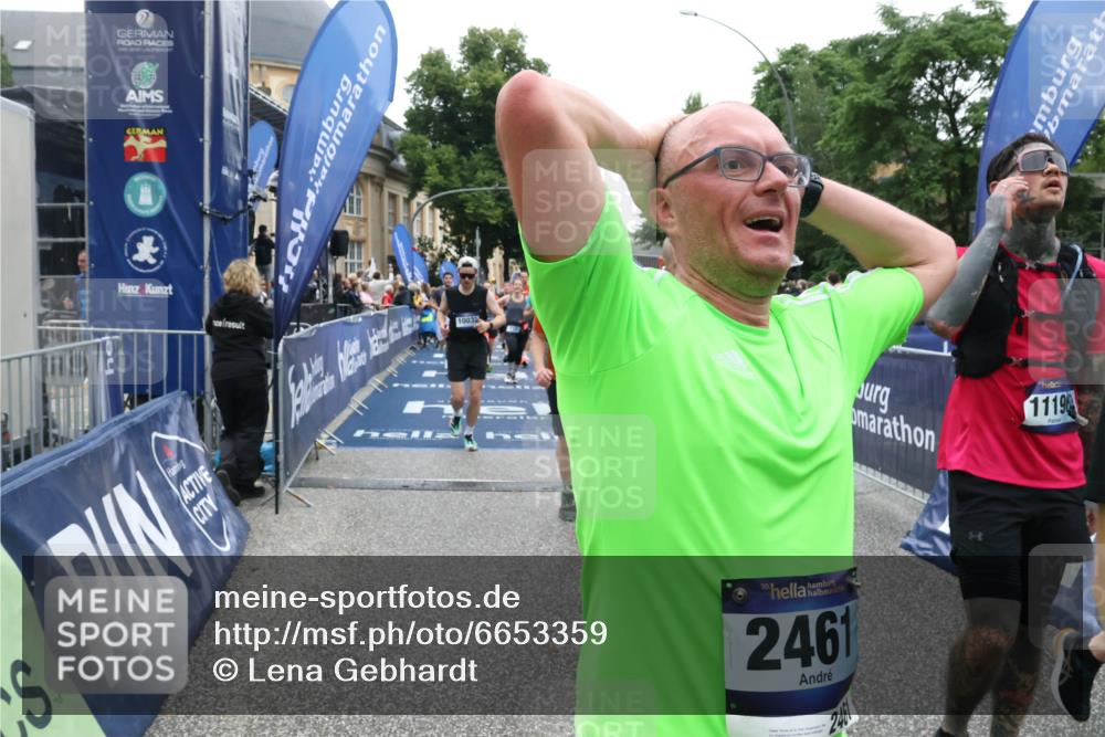 30.06.2024 - hella hamburg halbmarathon Lena Gebhardt http://msf.ph/oto/6653359 30.06.2024 11:12:29 Ziel 655, 715, 1898, 2331, 2461, 2659, 2709, 4291, 4394, 4606, 5661, 6050, 6077, 6573, 7379, 9304, 9814, 9868, 10032, 11196, 11769, 11918, 12475 meine-sportfotos.de