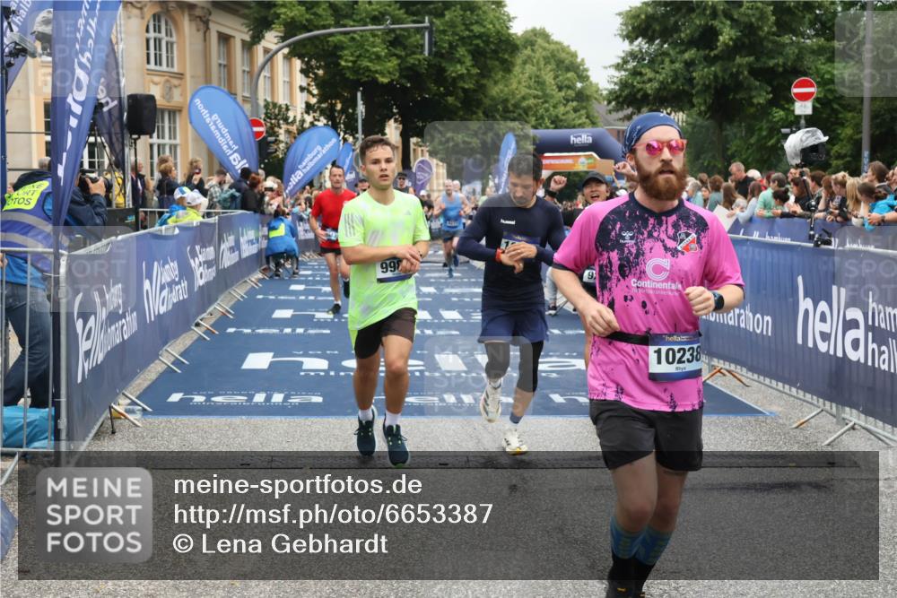 30.06.2024 - hella hamburg halbmarathon Lena Gebhardt http://msf.ph/oto/6653387 30.06.2024 10:41:26 Ziel 971, 5940, 6273, 6910, 7777, 9282, 9989, 10238, 10249, 11810, 12119, 13013, 13064 meine-sportfotos.de