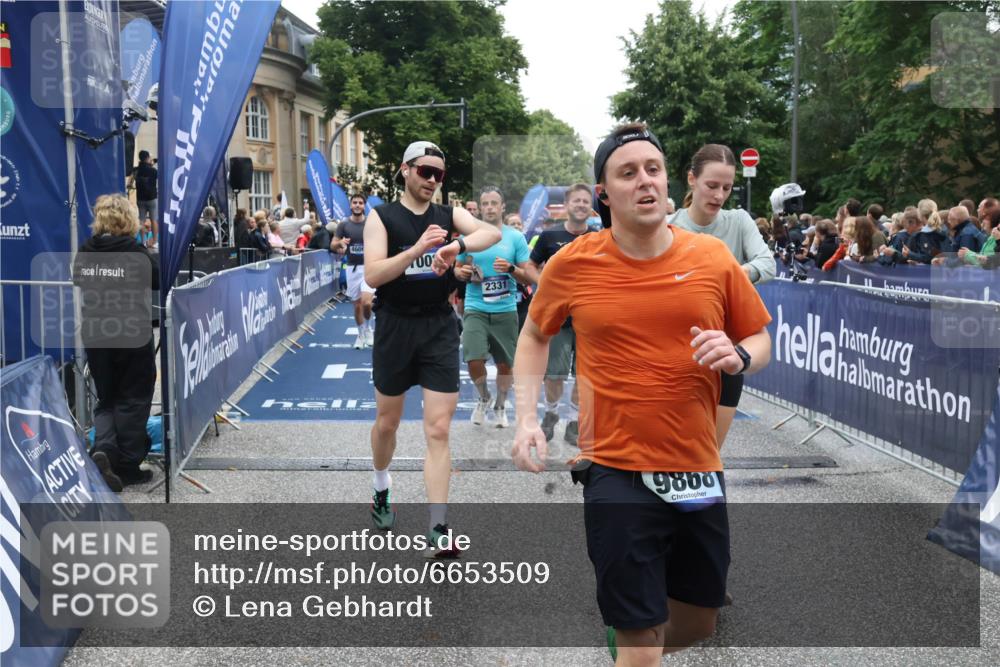 30.06.2024 - hella hamburg halbmarathon Lena Gebhardt http://msf.ph/oto/6653509 30.06.2024 11:12:30 Ziel 655, 715, 1898, 2331, 2461, 2659, 2709, 4291, 4394, 4606, 5661, 6077, 6573, 7379, 8325, 8512, 9304, 9868, 10032, 11196, 11769, 11918, 12475 meine-sportfotos.de