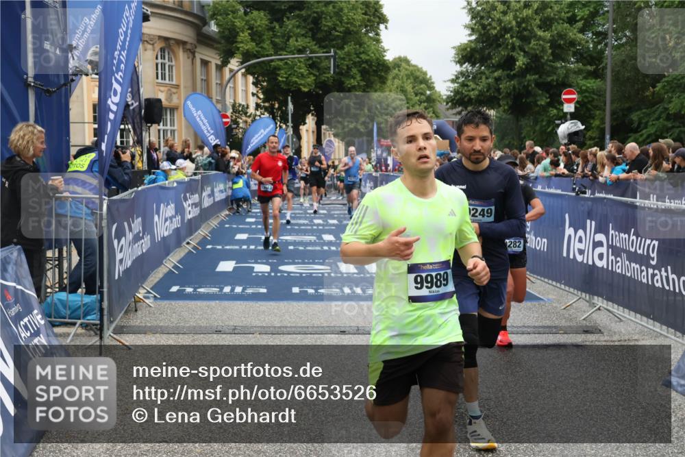 30.06.2024 - hella hamburg halbmarathon Lena Gebhardt http://msf.ph/oto/6653526 30.06.2024 10:41:27 Ziel 971, 5940, 6273, 6910, 7453, 7777, 9282, 9989, 10238, 10249, 10921, 11810, 12119, 12537, 13013, 13064 meine-sportfotos.de