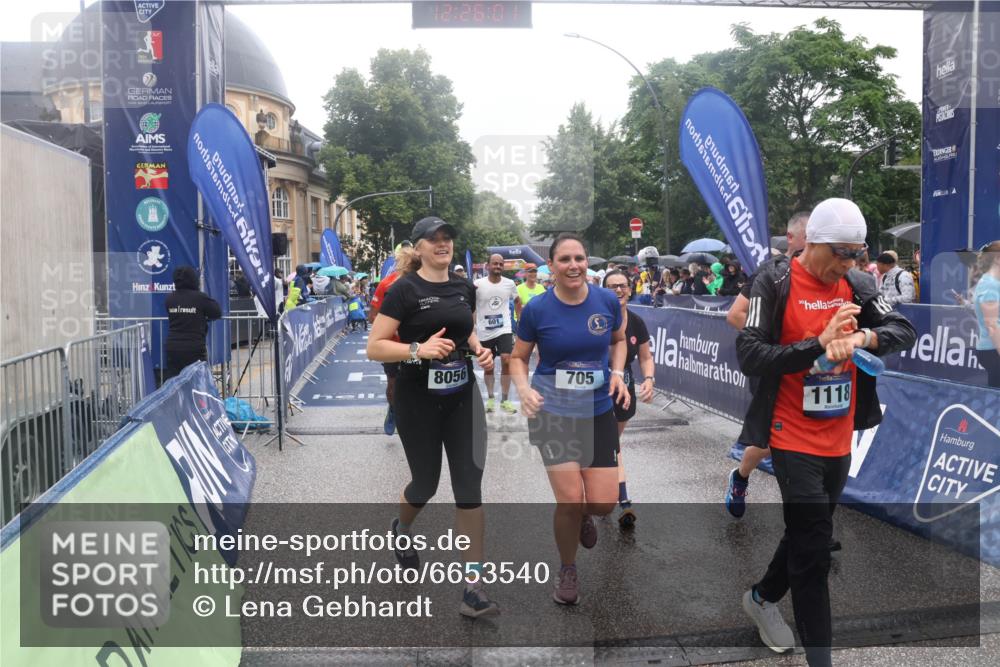 30.06.2024 - hella hamburg halbmarathon Lena Gebhardt http://msf.ph/oto/6653540 30.06.2024 12:25:59 Ziel 601, 705, 706, 1118, 2553, 2913, 4169, 4801, 6492, 7117, 7799, 8056, 12131 meine-sportfotos.de