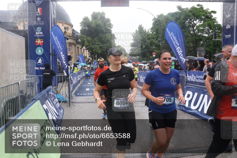 30.06.2024 - hella hamburg halbmarathon Lena Gebhardt http://msf.ph/oto/6653588 30.06.2024 12:26:00 Ziel 601, 705, 706, 1118, 2553, 2913, 4169, 4801, 6492, 7117, 7799, 8056, 9623, 12131 meine-sportfotos.de