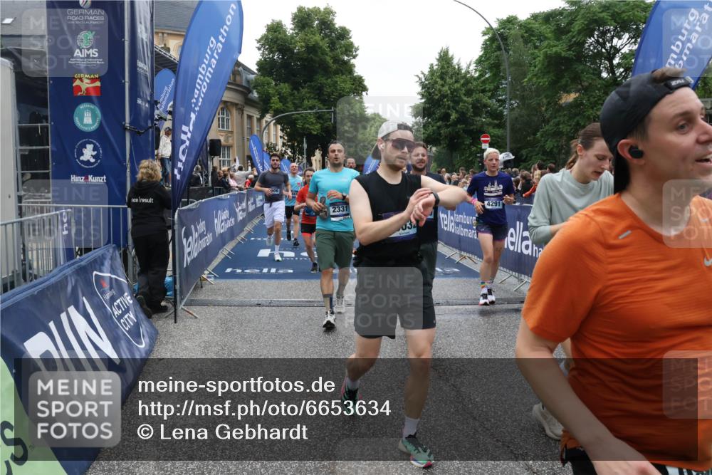 30.06.2024 - hella hamburg halbmarathon Lena Gebhardt http://msf.ph/oto/6653634 30.06.2024 11:12:31 Ziel 655, 715, 1898, 2331, 2461, 2659, 2709, 4291, 4394, 4606, 5661, 6077, 7379, 7651, 8325, 8512, 9304, 9868, 9977, 10032, 11196, 11769, 11918, 12475 meine-sportfotos.de