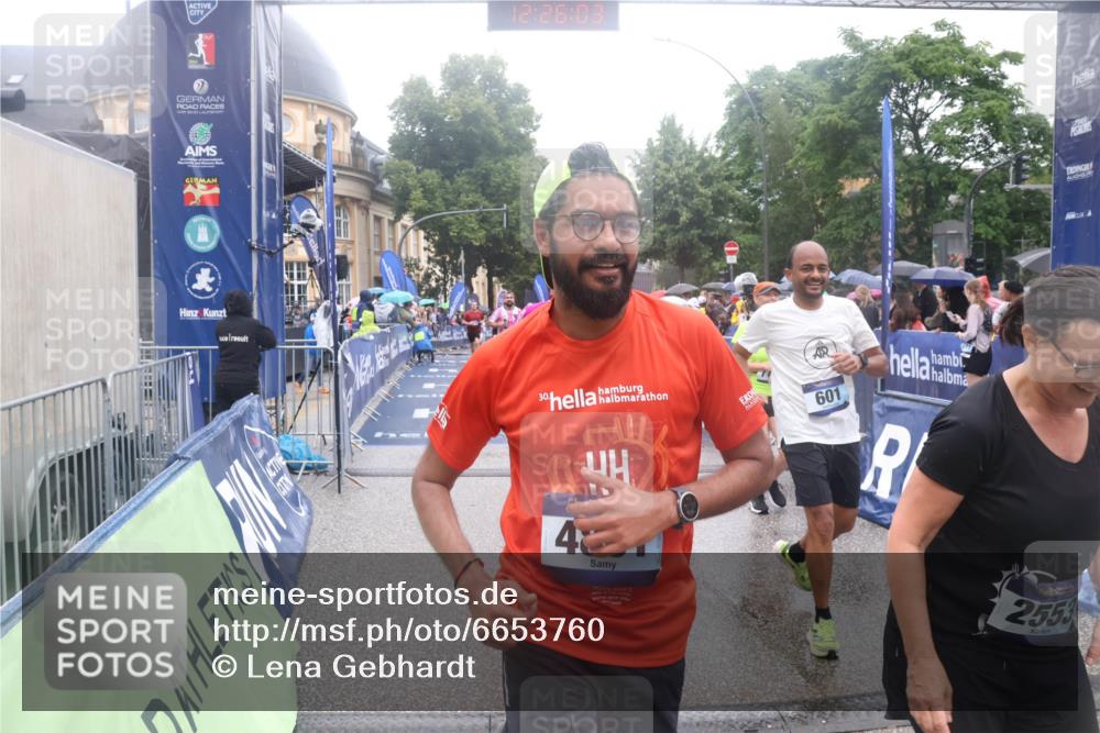 30.06.2024 - hella hamburg halbmarathon Lena Gebhardt http://msf.ph/oto/6653760 30.06.2024 12:26:01 Ziel 601, 705, 706, 1118, 2553, 2913, 4169, 4801, 5670, 6492, 7117, 7799, 8056, 9623, 12131 meine-sportfotos.de