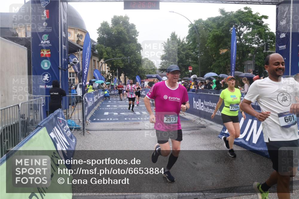 30.06.2024 - hella hamburg halbmarathon Lena Gebhardt http://msf.ph/oto/6653884 30.06.2024 12:26:02 Ziel 601, 705, 706, 1118, 2553, 2913, 4169, 4801, 5670, 6492, 7117, 7799, 8056, 8286, 9623, 12131 meine-sportfotos.de