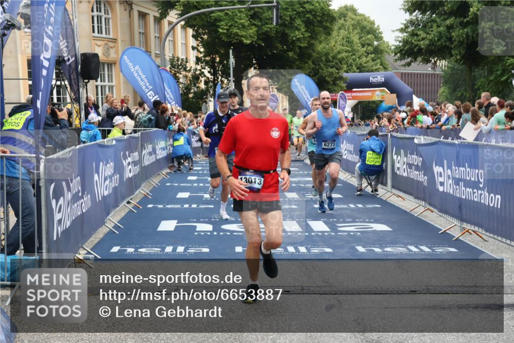30.06.2024 - hella hamburg halbmarathon Lena Gebhardt http://msf.ph/oto/6653887 30.06.2024 10:41:29 Ziel 5147, 5940, 6273, 6910, 7453, 7777, 7865, 9282, 9989, 10238, 10249, 10921, 11810, 12537, 13013, 13064 meine-sportfotos.de