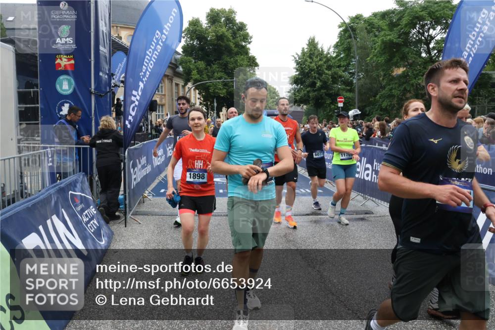 30.06.2024 - hella hamburg halbmarathon Lena Gebhardt http://msf.ph/oto/6653924 30.06.2024 11:12:33 Ziel 655, 715, 1898, 2331, 2659, 2709, 4291, 4606, 4988, 5661, 6077, 7379, 7651, 8325, 8512, 9314, 9503, 9868, 9977, 10032, 11769, 11918, 12475 meine-sportfotos.de