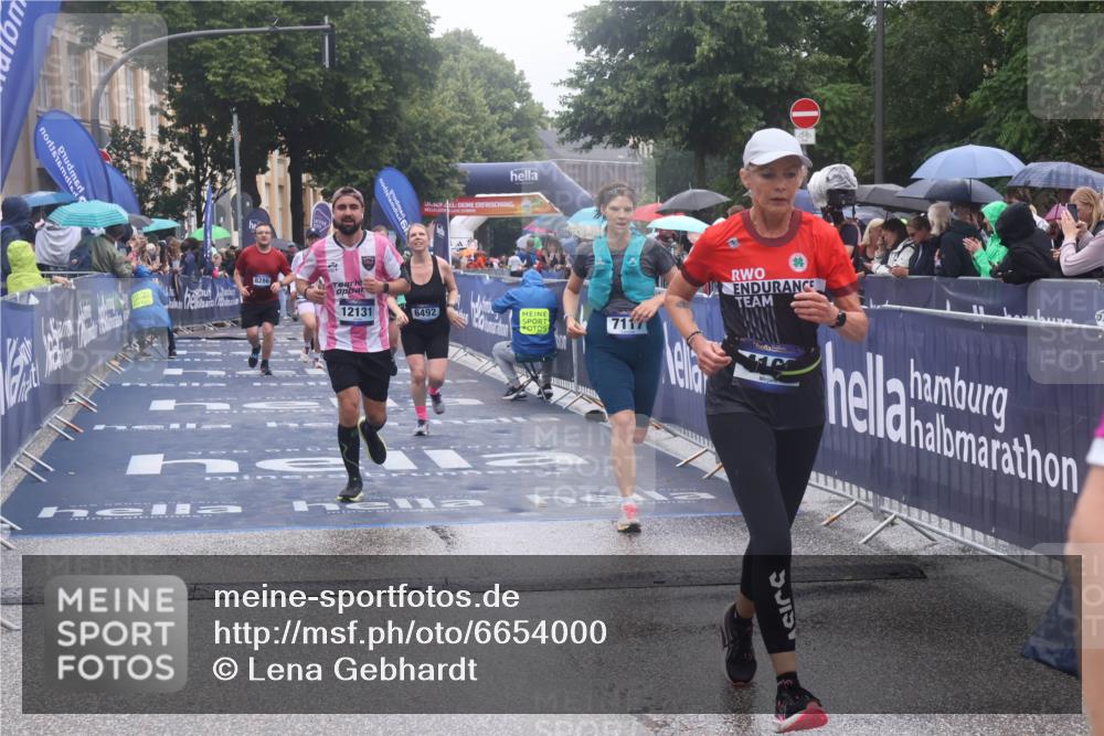 30.06.2024 - hella hamburg halbmarathon Lena Gebhardt http://msf.ph/oto/6654000 30.06.2024 12:26:03 Ziel 601, 705, 706, 2553, 2913, 4169, 4801, 5670, 6026, 6492, 7117, 7799, 8056, 8286, 9623, 12131 meine-sportfotos.de
