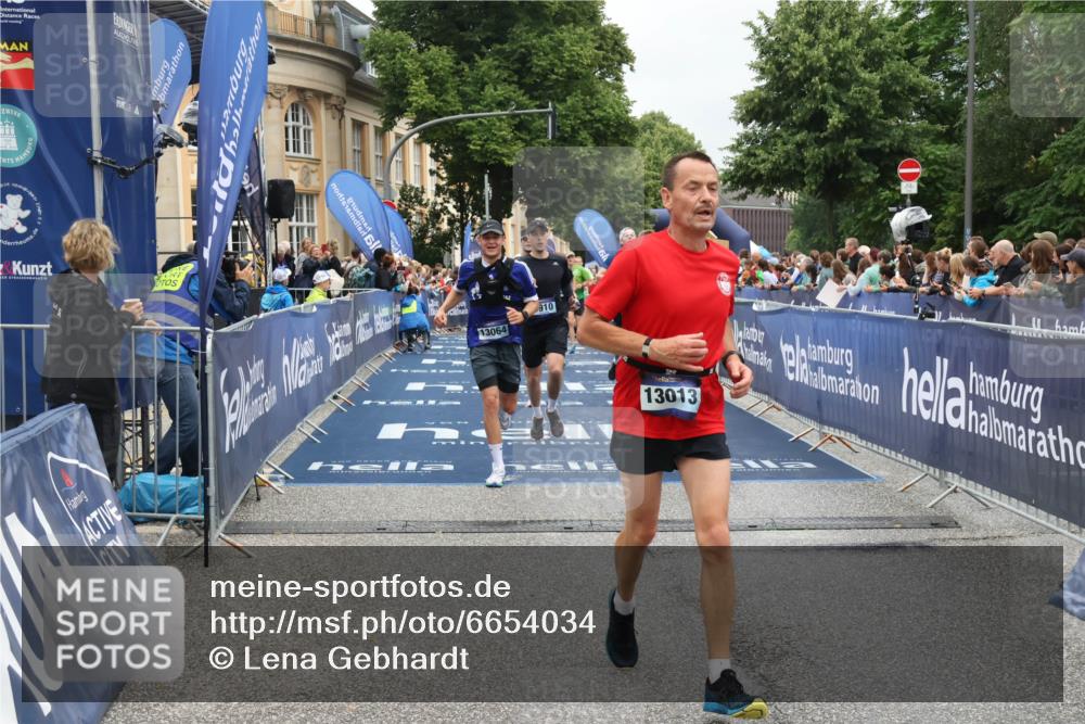 30.06.2024 - hella hamburg halbmarathon Lena Gebhardt http://msf.ph/oto/6654034 30.06.2024 10:41:30 Ziel 2960, 5147, 5940, 6273, 6910, 7440, 7453, 7777, 7865, 9109, 9282, 9989, 10238, 10249, 10921, 11810, 12537, 13013, 13064 meine-sportfotos.de