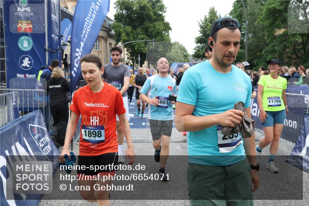 30.06.2024 - hella hamburg halbmarathon Lena Gebhardt http://msf.ph/oto/6654071 30.06.2024 11:12:34 Ziel 655, 715, 1898, 2331, 2659, 2709, 4291, 4606, 4988, 5661, 6054, 6077, 7651, 8325, 8512, 9314, 9503, 9868, 9977, 10032, 11769, 11918, 12236 meine-sportfotos.de
