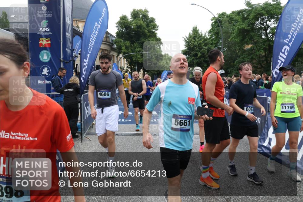 30.06.2024 - hella hamburg halbmarathon Lena Gebhardt http://msf.ph/oto/6654213 30.06.2024 11:12:35 Ziel 655, 715, 1898, 2331, 2659, 2709, 4291, 4606, 4988, 5661, 6054, 6077, 6462, 6463, 7651, 8325, 8512, 9314, 9503, 9977, 10032, 11769, 11918, 12236 meine-sportfotos.de