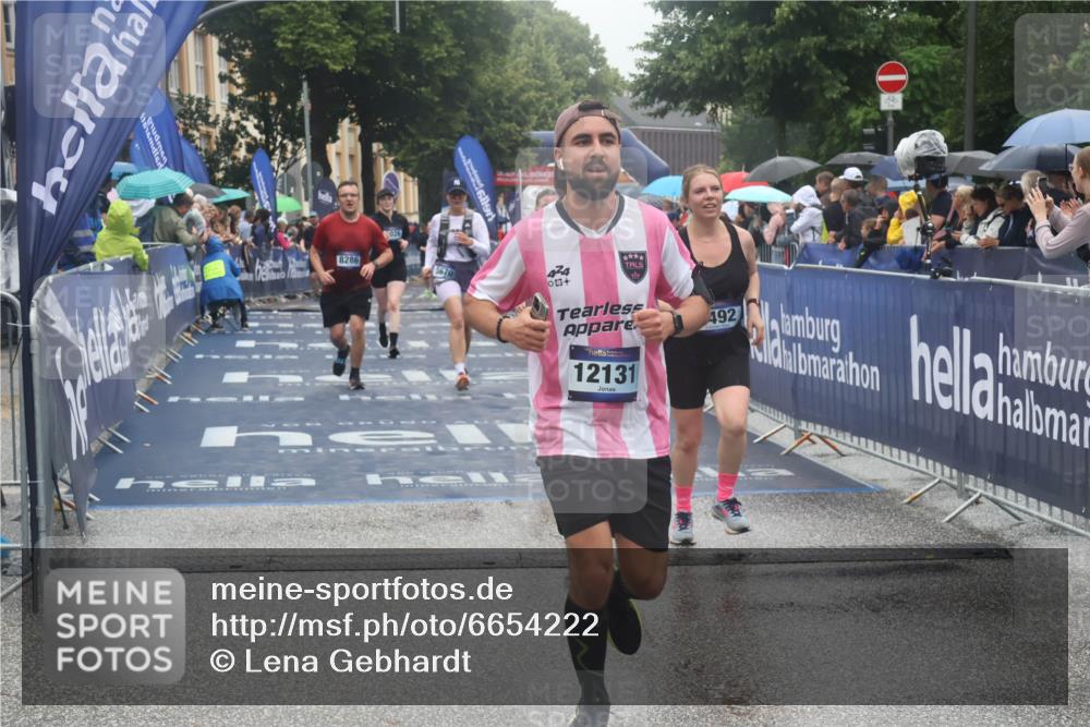 30.06.2024 - hella hamburg halbmarathon Lena Gebhardt http://msf.ph/oto/6654222 30.06.2024 12:26:05 Ziel 601, 2913, 4169, 5670, 6026, 6492, 7117, 7799, 8286, 9623, 12131 meine-sportfotos.de