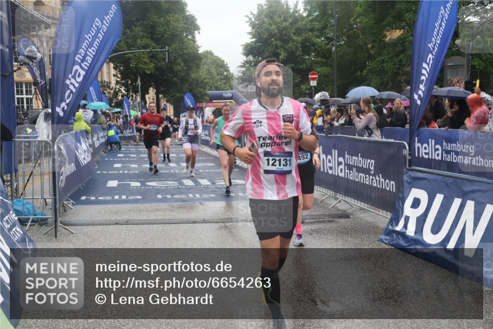 30.06.2024 - hella hamburg halbmarathon Lena Gebhardt http://msf.ph/oto/6654263 30.06.2024 12:26:06 Ziel 2913, 4169, 5670, 6026, 6492, 7117, 7799, 8286, 9623, 12131 meine-sportfotos.de