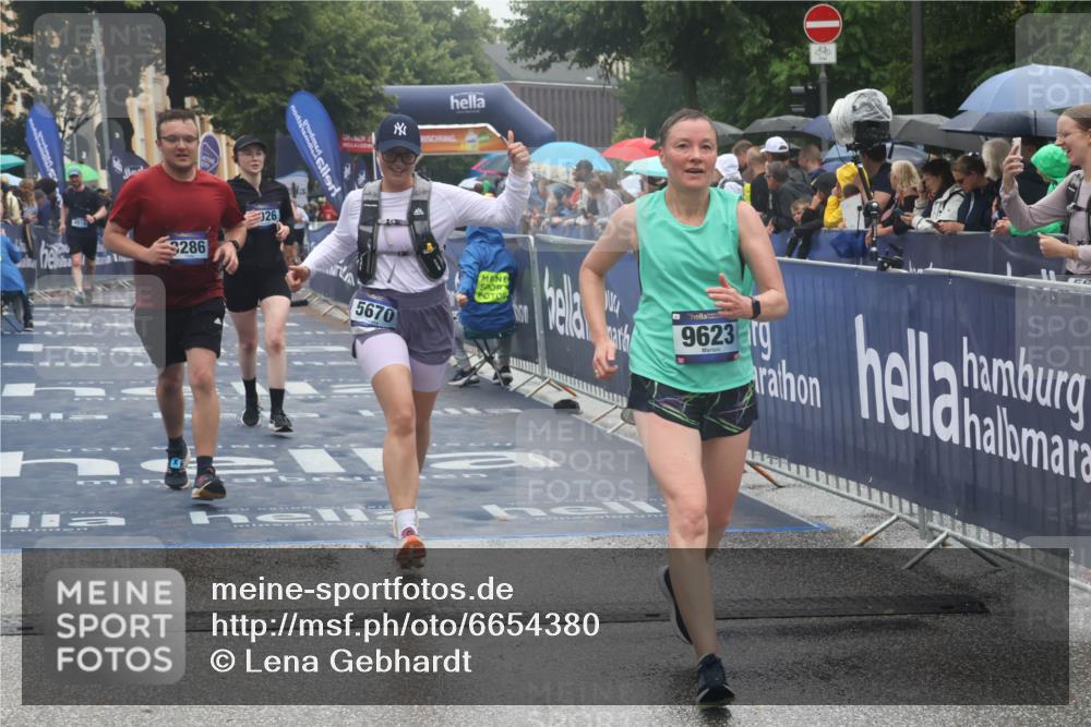 30.06.2024 - hella hamburg halbmarathon Lena Gebhardt http://msf.ph/oto/6654380 30.06.2024 12:26:07 Ziel 4169, 5670, 6026, 6492, 7117, 8286, 9623, 12131 meine-sportfotos.de