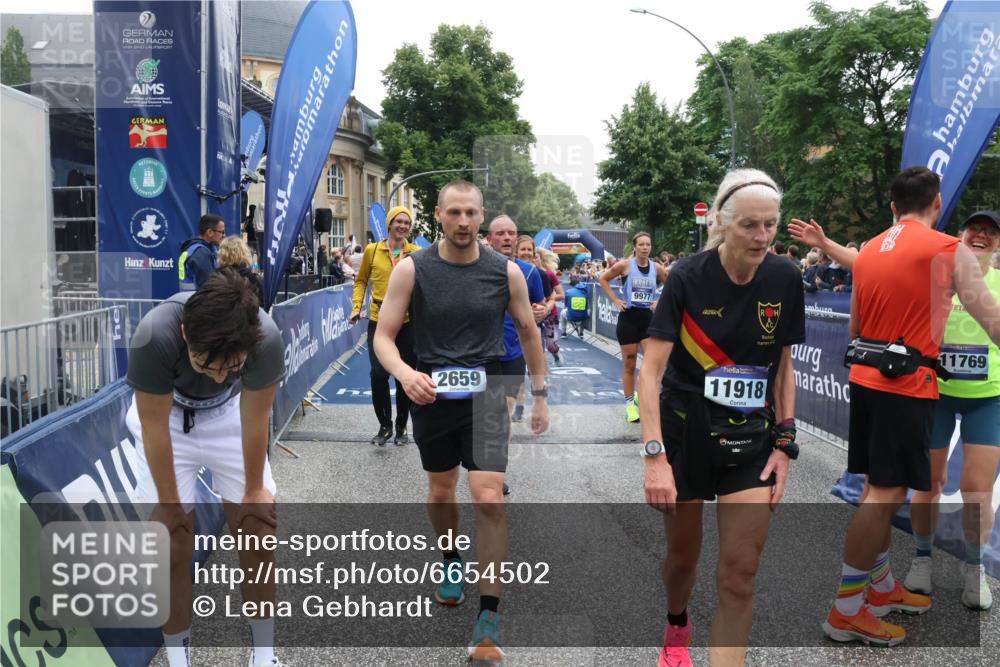 30.06.2024 - hella hamburg halbmarathon Lena Gebhardt http://msf.ph/oto/6654502 30.06.2024 11:12:37 Ziel 655, 715, 1898, 2659, 2872, 4606, 4988, 5211, 5661, 6054, 6077, 6302, 6327, 6462, 6463, 7651, 8325, 8512, 9314, 9503, 9977, 11769, 11918, 12236 meine-sportfotos.de