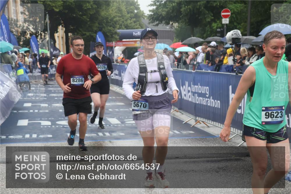 30.06.2024 - hella hamburg halbmarathon Lena Gebhardt http://msf.ph/oto/6654537 30.06.2024 12:26:08 Ziel 5670, 6026, 6492, 7117, 8286, 9623, 12131 meine-sportfotos.de