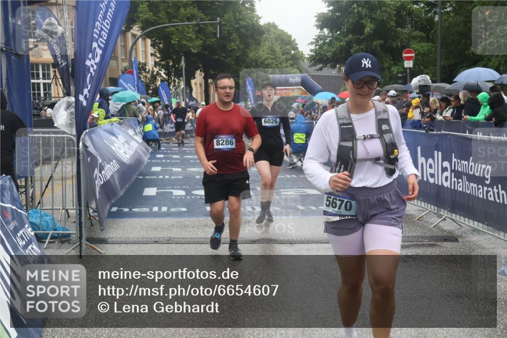 30.06.2024 - hella hamburg halbmarathon Lena Gebhardt http://msf.ph/oto/6654607 30.06.2024 12:26:09 Ziel 4919, 5670, 6026, 6492, 7117, 8286, 9623, 12131 meine-sportfotos.de