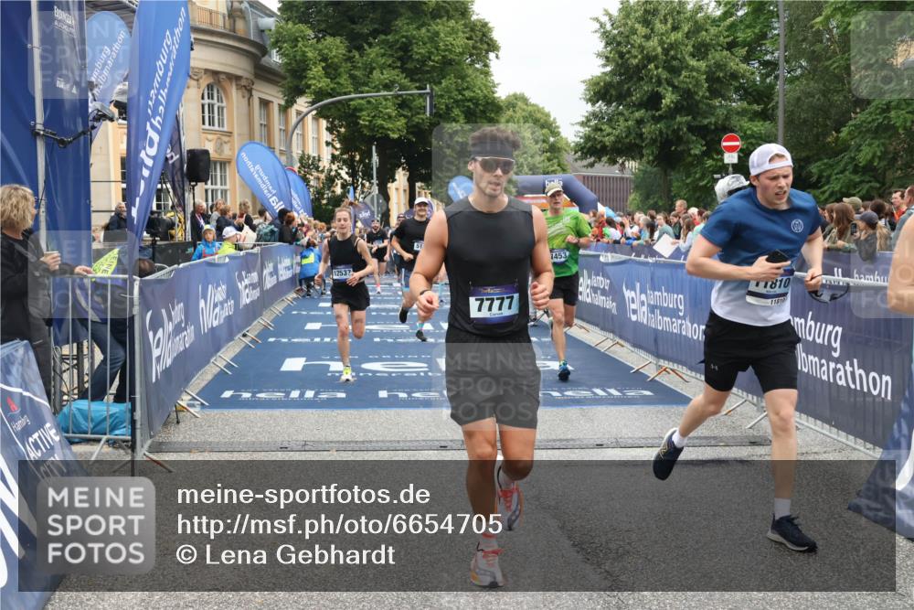 30.06.2024 - hella hamburg halbmarathon Lena Gebhardt http://msf.ph/oto/6654705 30.06.2024 10:41:33 Ziel 1110, 2960, 5147, 5476, 5940, 6273, 6910, 7440, 7453, 7777, 7865, 9109, 9755, 10444, 10921, 11810, 12537, 13013, 13064 meine-sportfotos.de