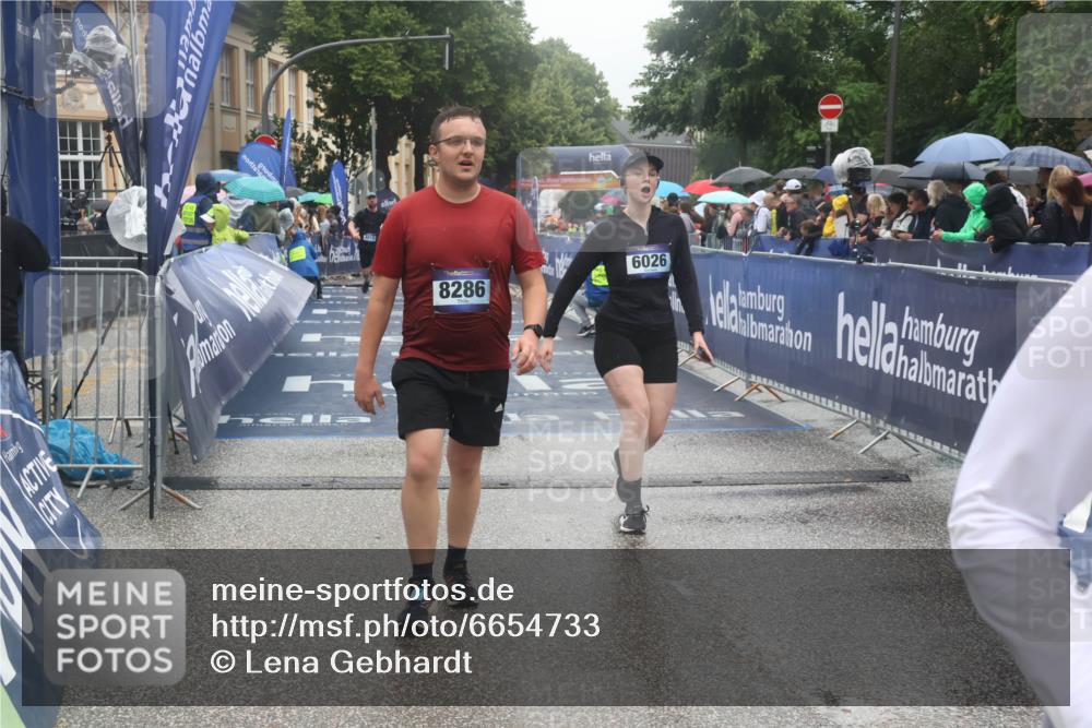 30.06.2024 - hella hamburg halbmarathon Lena Gebhardt http://msf.ph/oto/6654733 30.06.2024 12:26:10 Ziel 4919, 5670, 6026, 6492, 8286, 9623, 10463 meine-sportfotos.de