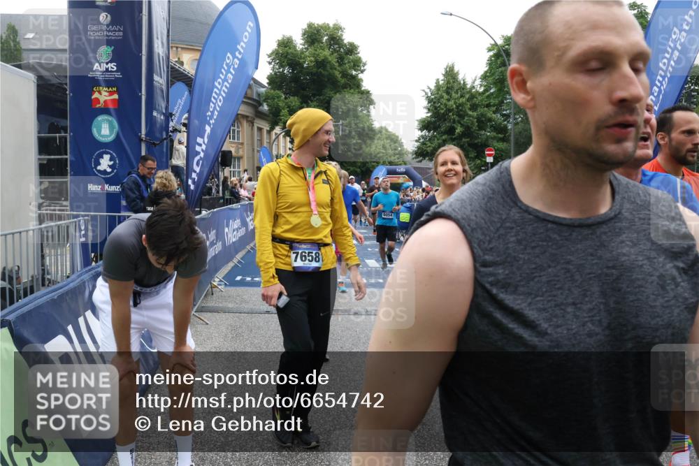 30.06.2024 - hella hamburg halbmarathon Lena Gebhardt http://msf.ph/oto/6654742 30.06.2024 11:12:39 Ziel 2659, 2872, 4988, 5211, 5661, 6054, 6077, 6302, 6327, 6462, 6463, 7651, 7702, 8213, 8325, 8512, 9314, 9371, 9503, 9977, 11769, 11918, 12236 meine-sportfotos.de