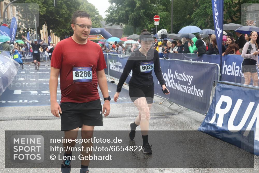 30.06.2024 - hella hamburg halbmarathon Lena Gebhardt http://msf.ph/oto/6654822 30.06.2024 12:26:11 Ziel 4919, 5670, 6026, 6492, 8286, 9623, 10463, 11864 meine-sportfotos.de