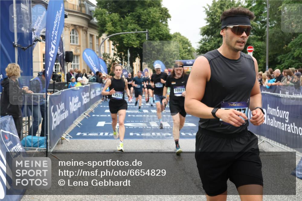 30.06.2024 - hella hamburg halbmarathon Lena Gebhardt http://msf.ph/oto/6654829 30.06.2024 10:41:34 Ziel 1110, 2960, 5147, 5476, 5940, 6273, 6910, 7440, 7453, 7777, 7865, 8444, 9109, 9755, 10444, 10719, 10921, 11810, 12537, 13013, 13064 meine-sportfotos.de