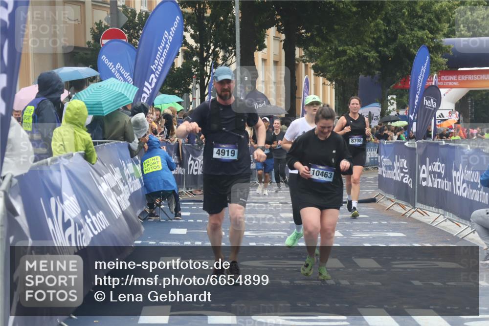 30.06.2024 - hella hamburg halbmarathon Lena Gebhardt http://msf.ph/oto/6654899 30.06.2024 12:26:14 Ziel 4919, 6026, 8286, 8708, 10463, 11864 meine-sportfotos.de