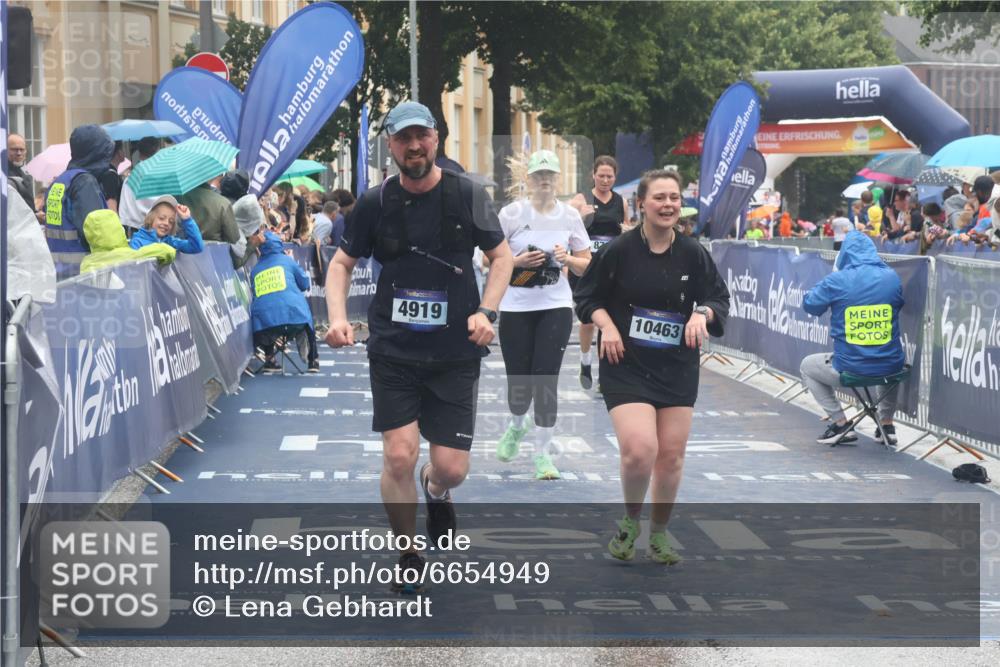 30.06.2024 - hella hamburg halbmarathon Lena Gebhardt http://msf.ph/oto/6654949 30.06.2024 12:26:15 Ziel 4919, 6026, 8708, 10463, 11864 meine-sportfotos.de