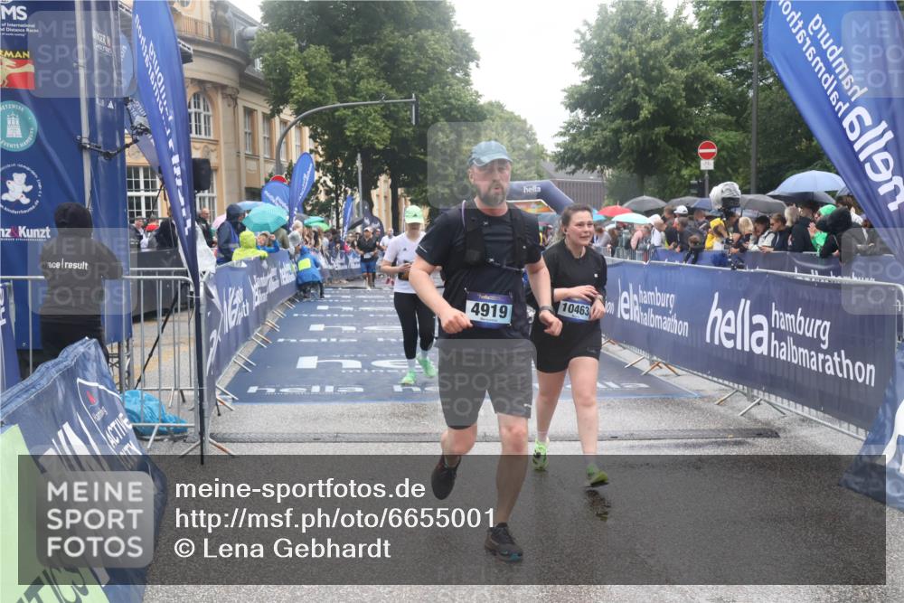 30.06.2024 - hella hamburg halbmarathon Lena Gebhardt http://msf.ph/oto/6655001 30.06.2024 12:26:17 Ziel 4919, 8708, 10463, 11864 meine-sportfotos.de