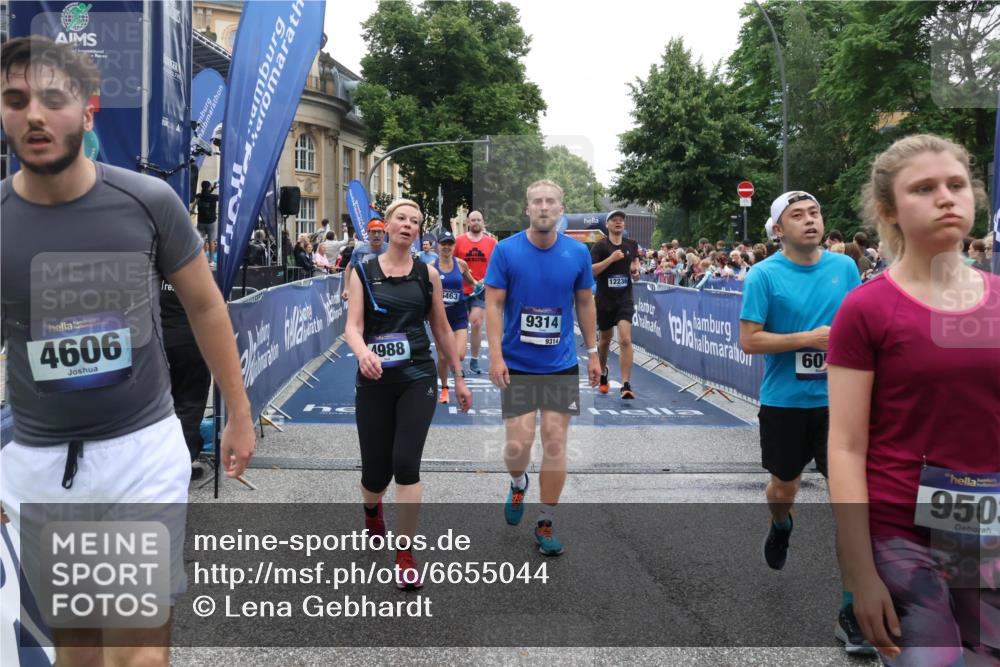 30.06.2024 - hella hamburg halbmarathon Lena Gebhardt http://msf.ph/oto/6655044 30.06.2024 11:12:41 Ziel 2659, 2872, 4988, 5211, 5779, 6054, 6302, 6327, 6462, 6463, 7651, 7702, 8213, 8325, 8512, 9144, 9314, 9371, 9503, 9977, 11416, 12236 meine-sportfotos.de