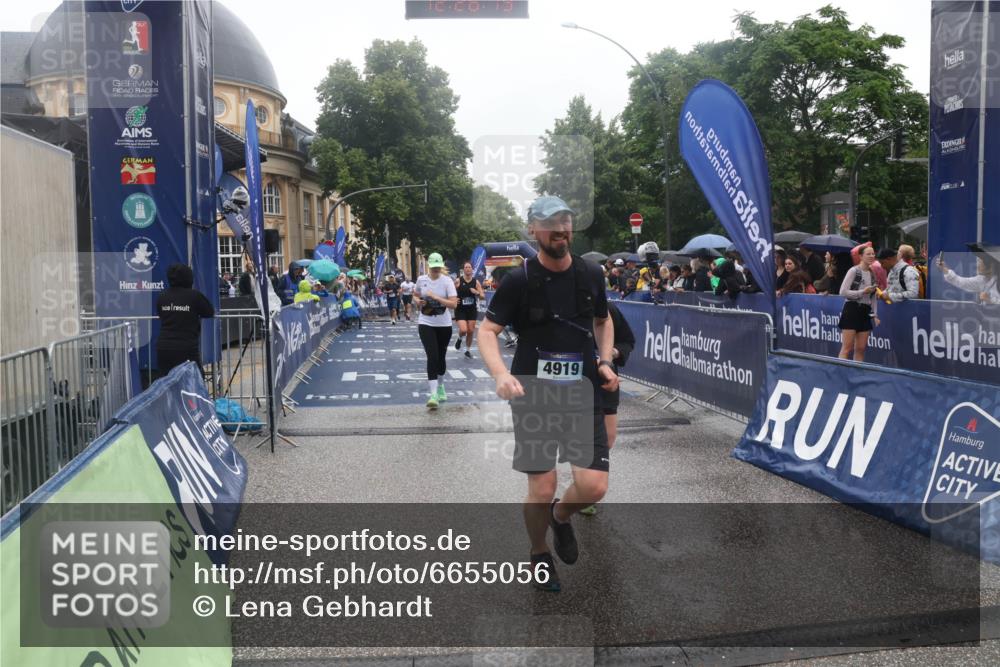 30.06.2024 - hella hamburg halbmarathon Lena Gebhardt http://msf.ph/oto/6655056 30.06.2024 12:26:18 Ziel 4919, 8708, 10463, 11864 meine-sportfotos.de