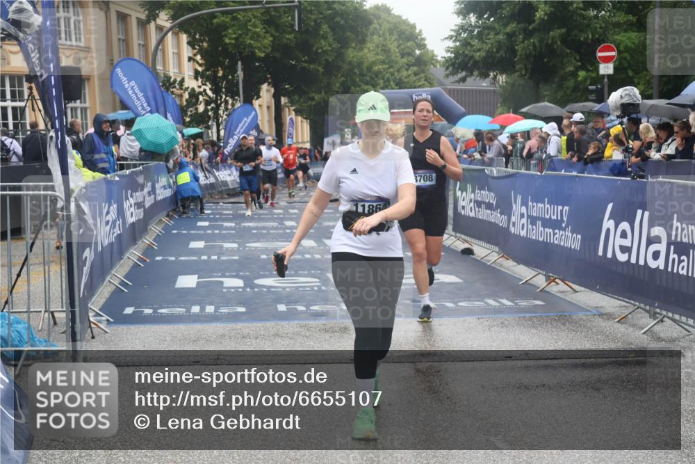 30.06.2024 - hella hamburg halbmarathon Lena Gebhardt http://msf.ph/oto/6655107 30.06.2024 12:26:19 Ziel 4919, 8708, 10463, 11864 meine-sportfotos.de