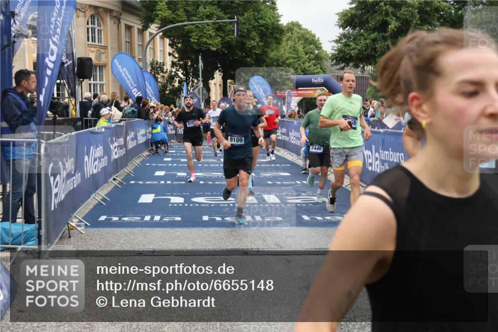 30.06.2024 - hella hamburg halbmarathon Lena Gebhardt http://msf.ph/oto/6655148 30.06.2024 10:41:36 Ziel 1110, 2960, 4507, 5147, 5164, 5476, 5940, 6273, 6910, 7440, 7453, 7777, 7865, 8444, 9109, 9755, 10444, 10719, 10921, 11810, 12537 meine-sportfotos.de