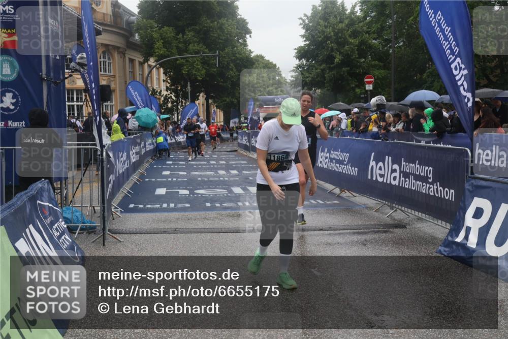 30.06.2024 - hella hamburg halbmarathon Lena Gebhardt http://msf.ph/oto/6655175 30.06.2024 12:26:20 Ziel 2571, 4919, 8708, 10463, 11864 meine-sportfotos.de