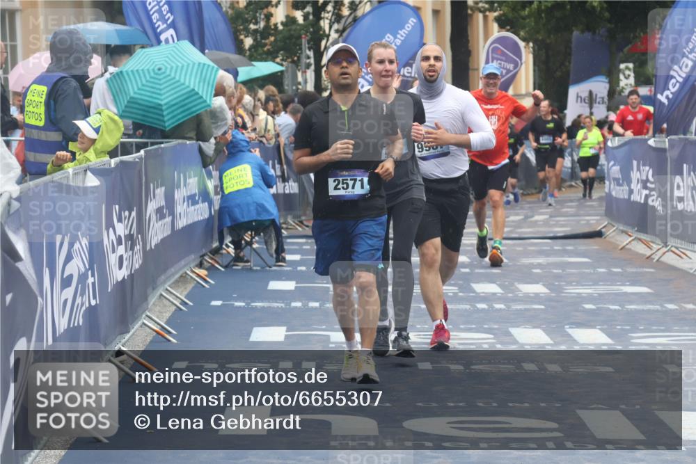 30.06.2024 - hella hamburg halbmarathon Lena Gebhardt http://msf.ph/oto/6655307 30.06.2024 12:26:24 Ziel 2571, 5540, 7731, 8179, 8708, 9967 meine-sportfotos.de