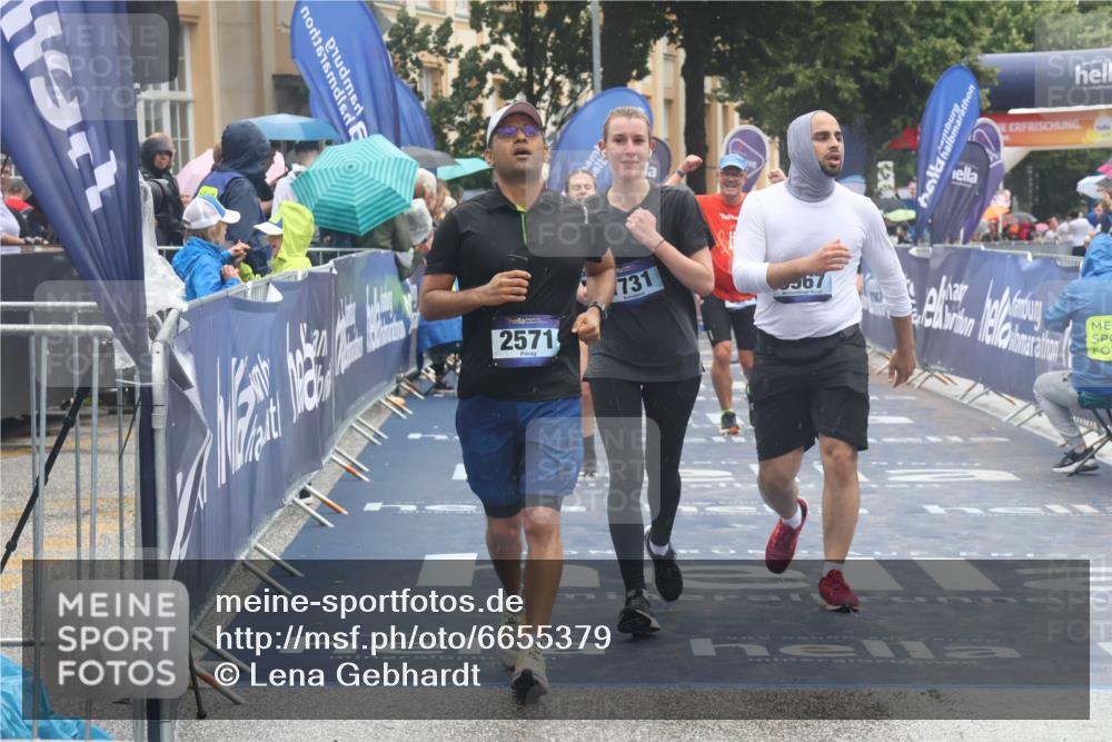 30.06.2024 - hella hamburg halbmarathon Lena Gebhardt http://msf.ph/oto/6655379 30.06.2024 12:26:26 Ziel 2571, 5540, 7731, 8179, 8517, 9967 meine-sportfotos.de