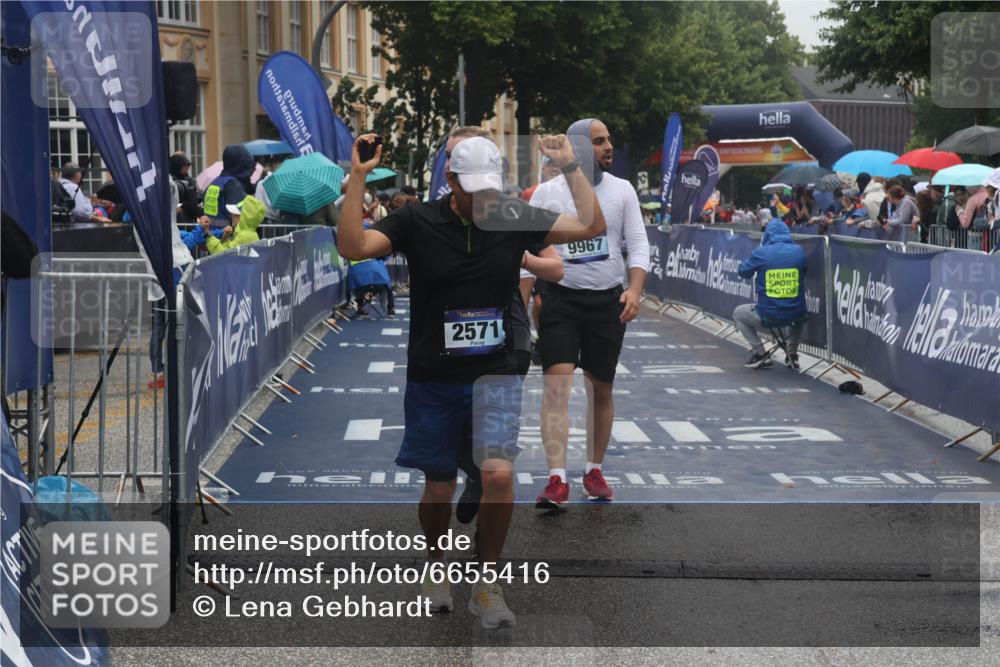 30.06.2024 - hella hamburg halbmarathon Lena Gebhardt http://msf.ph/oto/6655416 30.06.2024 12:26:27 Ziel 2571, 5019, 5540, 7731, 8179, 8517, 9011, 9967 meine-sportfotos.de