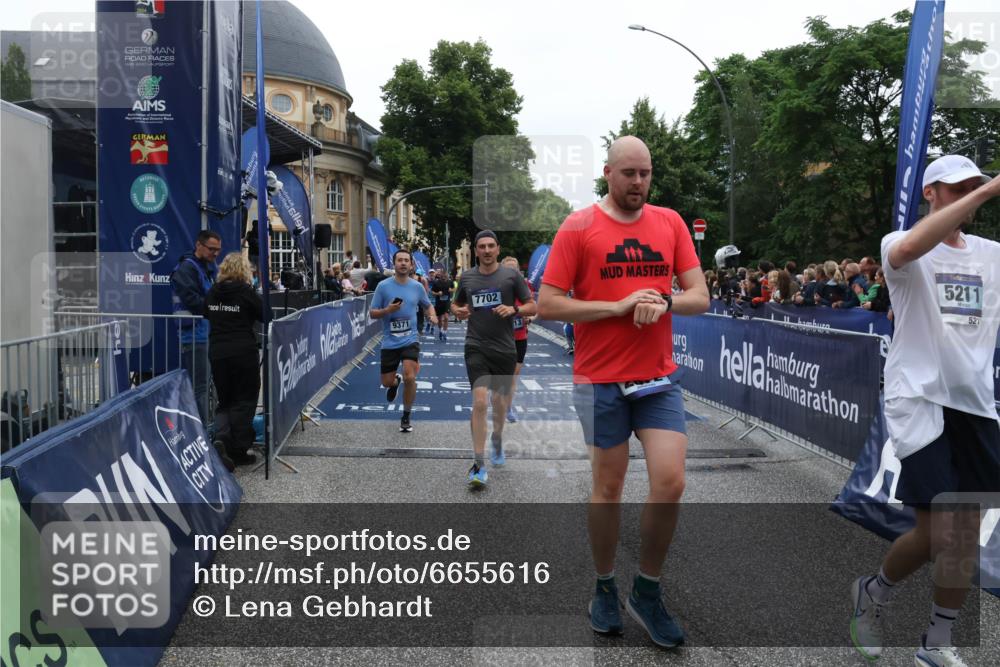 30.06.2024 - hella hamburg halbmarathon Lena Gebhardt http://msf.ph/oto/6655616 30.06.2024 11:12:45 Ziel 1691, 2728, 2872, 4988, 5211, 5779, 6054, 6302, 6327, 6462, 6463, 7702, 8213, 8663, 9144, 9314, 9371, 11416, 11480, 12158, 12236, 12533, 13223 meine-sportfotos.de
