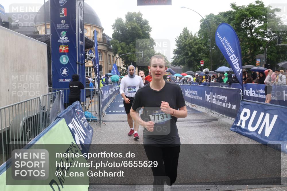 30.06.2024 - hella hamburg halbmarathon Lena Gebhardt http://msf.ph/oto/6655629 30.06.2024 12:26:30 Ziel 2571, 5019, 5540, 7731, 8179, 8517, 9011, 9967 meine-sportfotos.de