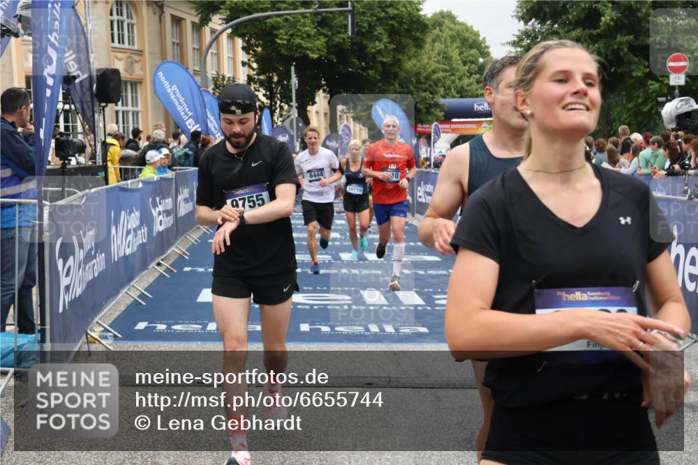 30.06.2024 - hella hamburg halbmarathon Lena Gebhardt http://msf.ph/oto/6655744 30.06.2024 10:41:39 Ziel 713, 1110, 2960, 4507, 5147, 5164, 5476, 7440, 7453, 7865, 8444, 9109, 9755, 10444, 10719, 10921, 12537 meine-sportfotos.de