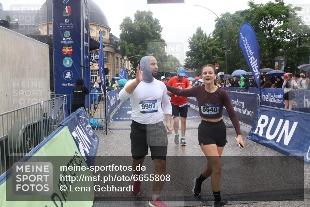 30.06.2024 - hella hamburg halbmarathon Lena Gebhardt http://msf.ph/oto/6655808 30.06.2024 12:26:32 Ziel 2571, 5019, 5540, 7731, 8179, 8517, 9011, 9967 meine-sportfotos.de